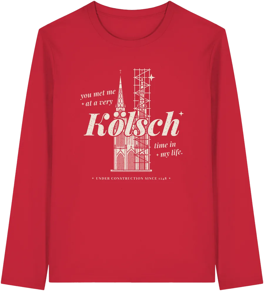 Rotes Longsleeve mit cremefarbenem Frontprint: Kölner Dom, ein Turm im Gerüst, dazu der Spruch You met me at a very Kölsch time in my life.